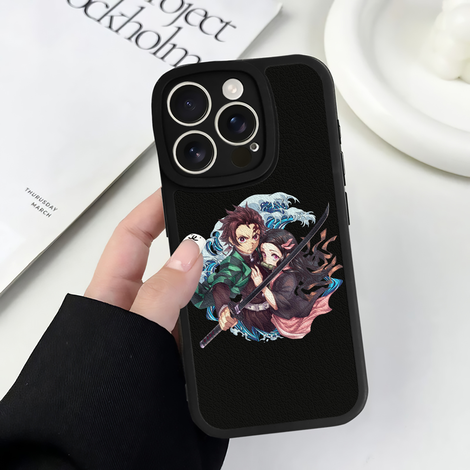 （画像用） 鬼滅の刃（きめつのやいば）竈門 禰󠄀豆子／かまど ねずこ Kamado Nezuko 【iPhone 16シリーズ対応】シリコンスマホケース（レザー調） 材質：シリコン